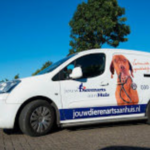 De auto van de mobiele dierenarts die huisbezoeken aflegt.